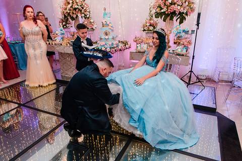 Festa de 15 anos Decorfest Canoas pai recebe a debutante'