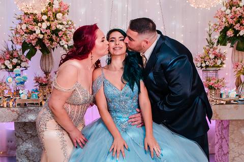 Festa de 15 anos Decorfest Canoas debutante com os pais'