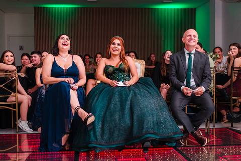 festa de 15 anos arte eventos canoas by jeferson paz debutante com os pais'