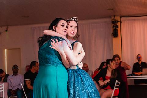 Festa de 15 anos mãe e filha emocionadas'