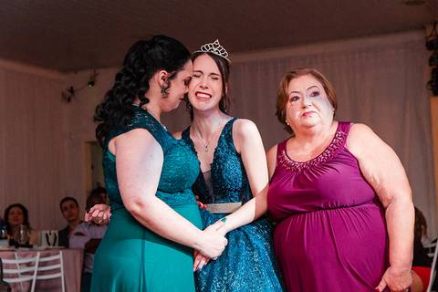 Festa de 15 anos mãe e filha emocionadas'