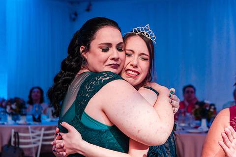 Festa de 15 anos mãe e filha emocionadas'