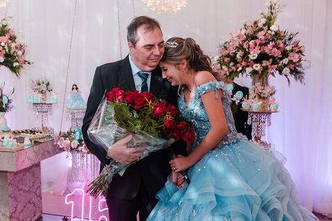Festa de 15 anos debutantes emocionada com o pai'