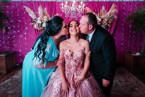 foto da debutante com os pais  15 anos foto de jeferson paz fotografia'