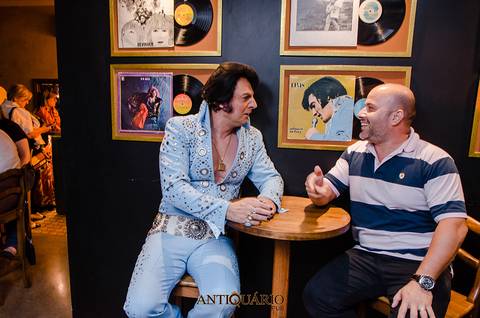Johnny Grace cover de Elvis Presley no Antiquário Gastropub em Novo Hamburgo Fotógrafo Jeferson Paz'