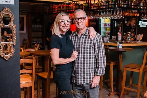 Os proprietários do Antiquário Gastropub Andreia Pizzio e Ronaldo Bonatto'