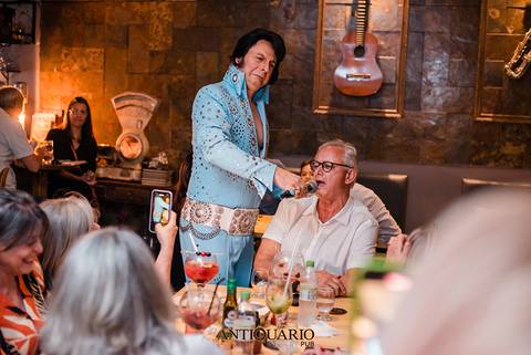 Johnny Grace cover de Elvis Presley no Antiquário Gastropub em Novo Hamburgo Fotógrafo Jeferson Paz'