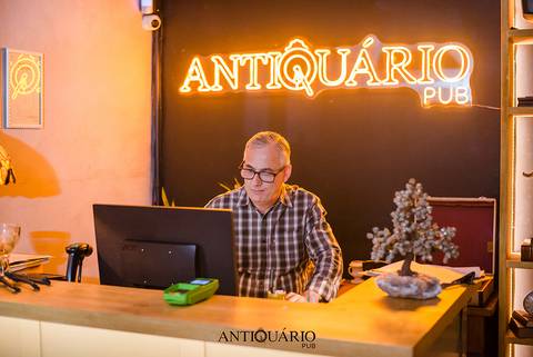 Johnny Grace cover de Elvis Presley no Antiquário Gastropub em Novo Hamburgo Fotógrafo Jeferson Paz'