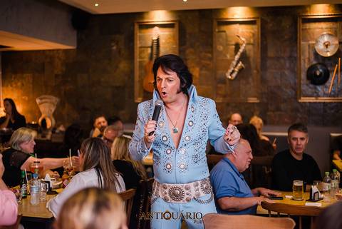 Johnny Grace cover de Elvis Presley no Antiquário Gastropub em Novo Hamburgo Fotógrafo Jeferson Paz'