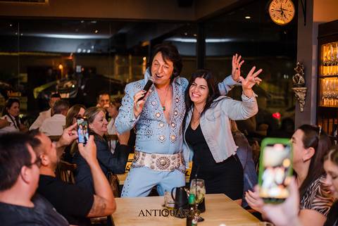 Johnny Grace cover de Elvis Presley no Antiquário Gastropub em Novo Hamburgo Fotógrafo Jeferson Paz'
