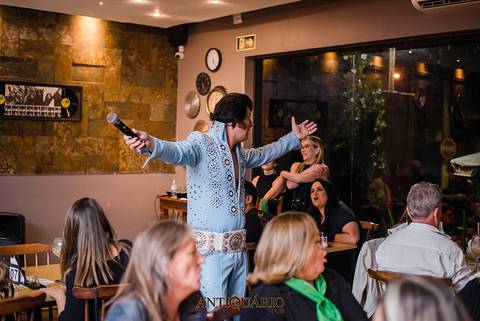 Johnny Grace cover de Elvis Presley no Antiquário Gastropub em Novo Hamburgo Fotógrafo Jeferson Paz'