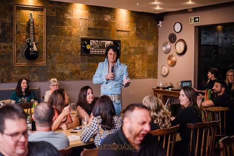 Johnny Grace cover de Elvis Presley no Antiquário Gastropub em Novo Hamburgo Fotógrafo Jeferson Paz'
