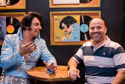 Johnny Grace cover de Elvis Presley no Antiquário Gastropub em Novo Hamburgo Fotógrafo Jeferson Paz'