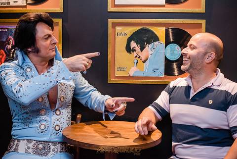 Johnny Grace cover de Elvis Presley no Antiquário Gastropub em Novo Hamburgo Fotógrafo Jeferson Paz'