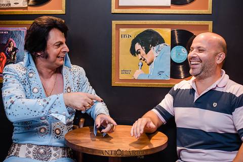 Johnny Grace cover de Elvis Presley no Antiquário Gastropub em Novo Hamburgo Fotógrafo Jeferson Paz'