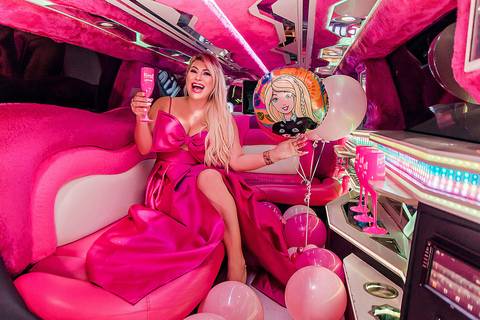 aniversário da barbie humana e influenciadora Letícia Swarovski limousine rosa'