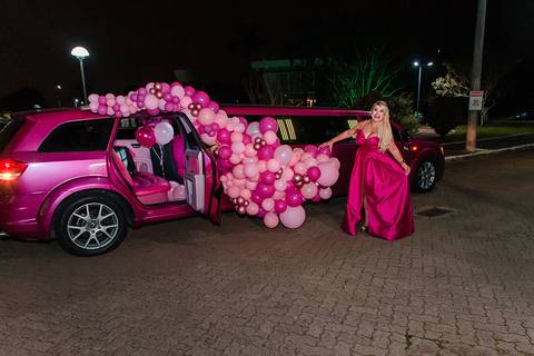 aniversário da barbie humana e influenciadora Letícia Swarovski limousine rosa'