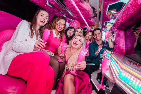 aniversário da barbie humana e influenciadora Letícia Swarovski limousine rosa'