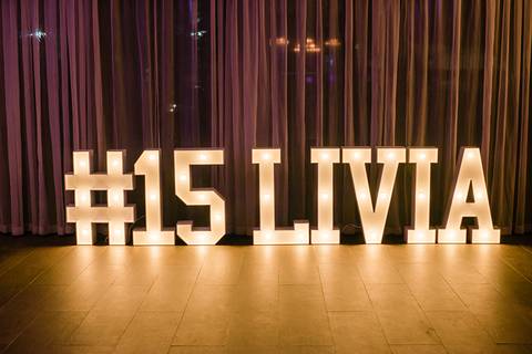 Decoração da festa da debutante Lívia no espaço Pátio 115 em Cachoeirinha'