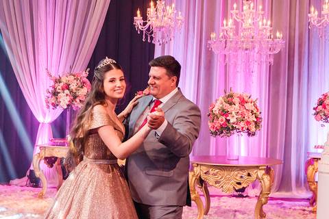 festa de 15 anos da debutante Lívia no espaço Pátio 115 em Cachoeirinha'