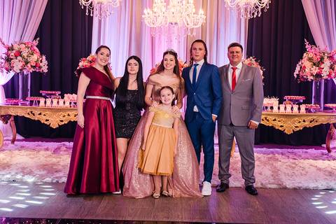 festa de 15 anos da debutante Lívia no espaço Pátio 115 em Cachoeirinha'
