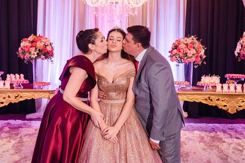 festa de 15 anos da debutante Lívia no espaço Pátio 115 em Cachoeirinha'