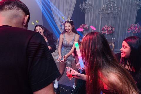 festa de 15 anos da debutante Lívia no espaço Pátio 115 em Cachoeirinha'