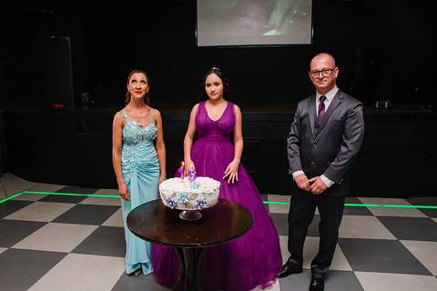 Debutante Vitória Castro em sua festa de 15 anos na Oficina das Festa em Porto Alegre pelo fotógrafo Jeferson Paz'