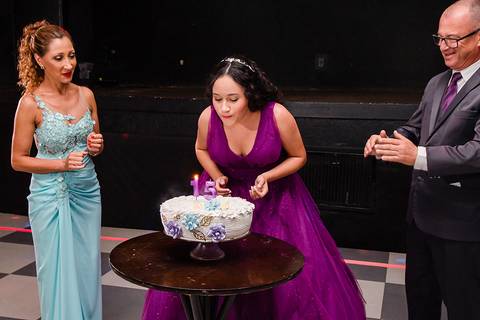 Debutante Vitória Castro em sua festa de 15 anos na Oficina das Festa em Porto Alegre pelo fotógrafo Jeferson Paz'