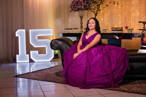 Debutante Vitória Castro em sua festa de 15 anos na Oficina das Festa em Porto Alegre pelo fotógrafo Jeferson Paz'