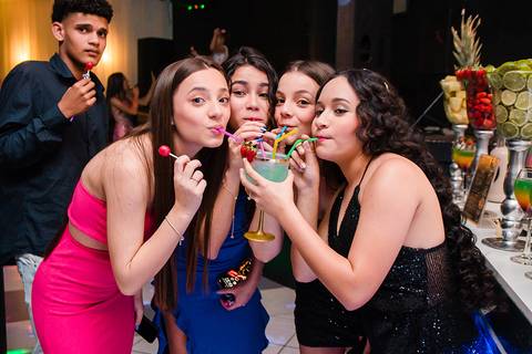 Debutante Vitória Castro em sua festa de 15 anos na Oficina das Festa em Porto Alegre pelo fotógrafo Jeferson Paz'