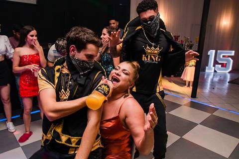 Debutante Vitória Castro em sua festa de 15 anos na Oficina das Festa em Porto Alegre pelo fotógrafo Jeferson Paz'