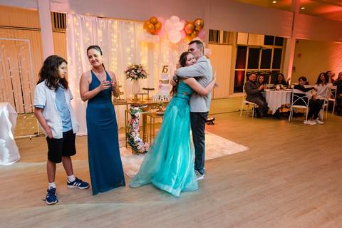 Fotos da festa de 15 anos de manuela flores pelo fotógrafo jeferson paz fotografia no clube do professor gaucho de porto alegre explosao bartenders '