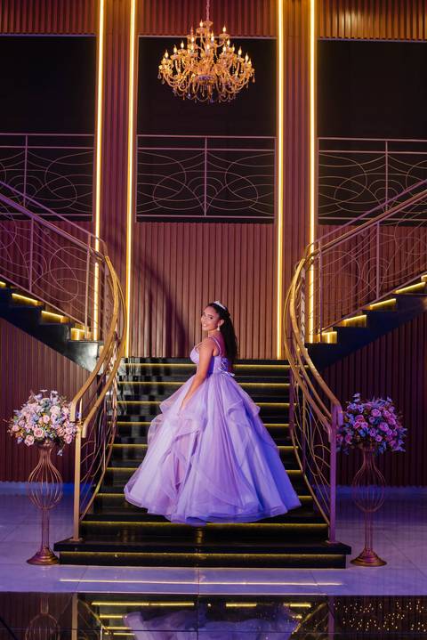 Foto de uma debutante em frente a uma escada Festa de 15 anos de Rafaela no Gran Fiesta Luxe em Canoas pelo fotógrafo Jeferson Paz'