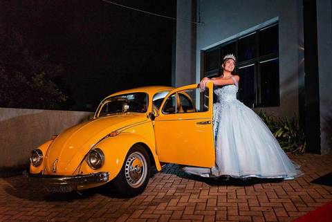 festa de 15 anos na Casa Rê em Canoas fotos de uma debutante ao lado de um Fusca Amarelo'