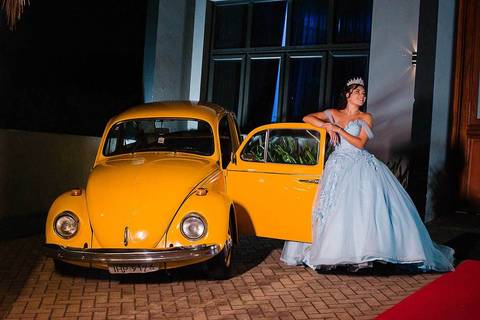 festa de 15 anos na Casa Rê em Canoas fotos de uma debutante ao lado de um Fusca Amarelo'