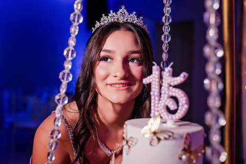 fotos de debutante em sua festa de 15 anos em Sapucaia do Sul no salão de beleza Must Eventos '