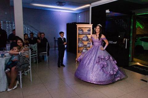 fotos de debutante em sua festa de 15 anos em Sapucaia do Sul no salão de beleza Must Eventos '