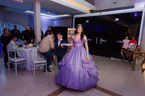 fotos de debutante em sua festa de 15 anos em Sapucaia do Sul no salão de beleza Must Eventos '