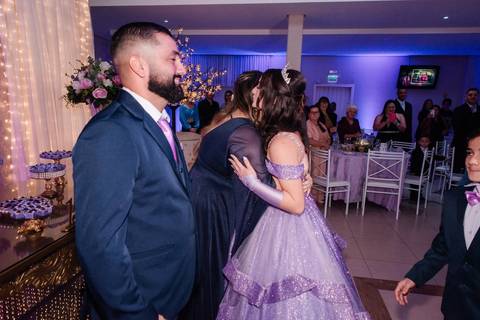 fotos de debutante em sua festa de 15 anos em Sapucaia do Sul no salão de beleza Must Eventos '