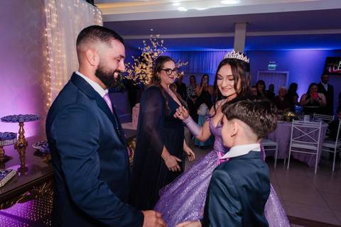 fotos de debutante em sua festa de 15 anos em Sapucaia do Sul no salão de beleza Must Eventos '