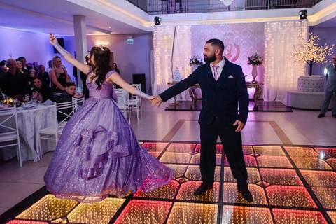 fotos de debutante em sua festa de 15 anos em Sapucaia do Sul no salão de beleza Must Eventos '