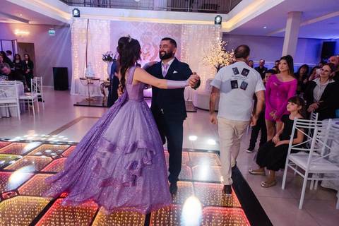 fotos de debutante em sua festa de 15 anos em Sapucaia do Sul no salão de beleza Must Eventos '