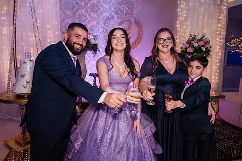 fotos de debutante em sua festa de 15 anos em Sapucaia do Sul no salão de beleza Must Eventos '