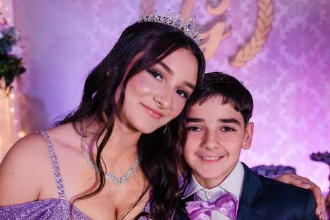fotos de debutante em sua festa de 15 anos em Sapucaia do Sul no salão de beleza Must Eventos '