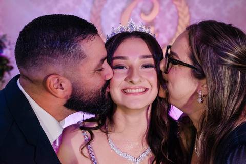 fotos de debutante em sua festa de 15 anos em Sapucaia do Sul no salão de beleza Must Eventos '