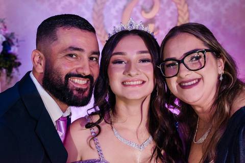 fotos de debutante em sua festa de 15 anos em Sapucaia do Sul no salão de beleza Must Eventos '
