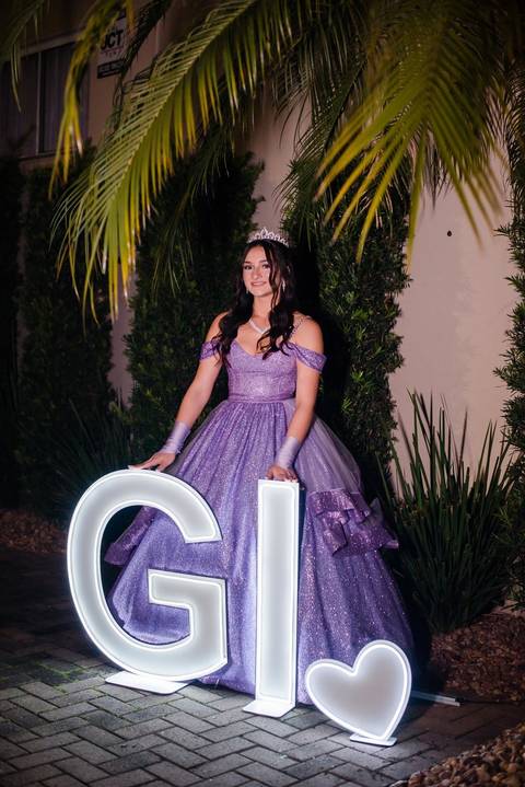 fotos de debutante em sua festa de 15 anos em Sapucaia do Sul no salão de beleza Must Eventos '