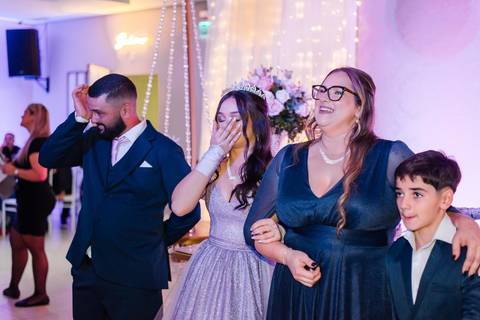 fotos de debutante em sua festa de 15 anos em Sapucaia do Sul no salão de beleza Must Eventos '