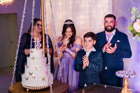 fotos de debutante em sua festa de 15 anos em Sapucaia do Sul no salão de beleza Must Eventos '